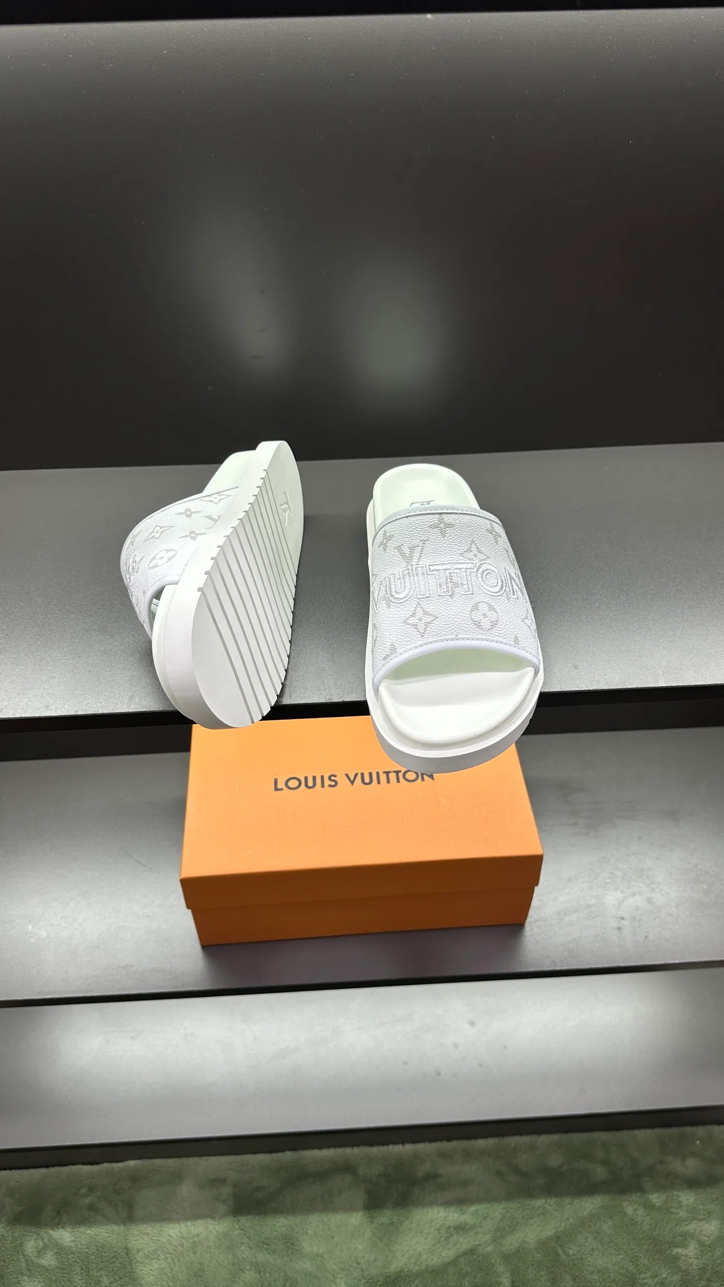 [L Home] P: 300💰Size: 38-45 Top purchasing lv men's summer slippers, classic presbyopia with soft real leather lining, unique color splicing effect, distinctive personality, fashionable and trendy essential style, light and comfortable. Lightweight and tough rubber insole, micro ridged foam outsole, super comfortable!